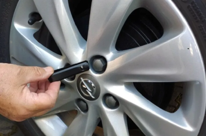 Ściągacz / szczypce do nakładek (kapturków) na śruby koła - grupa VW Skoda Audi Seat